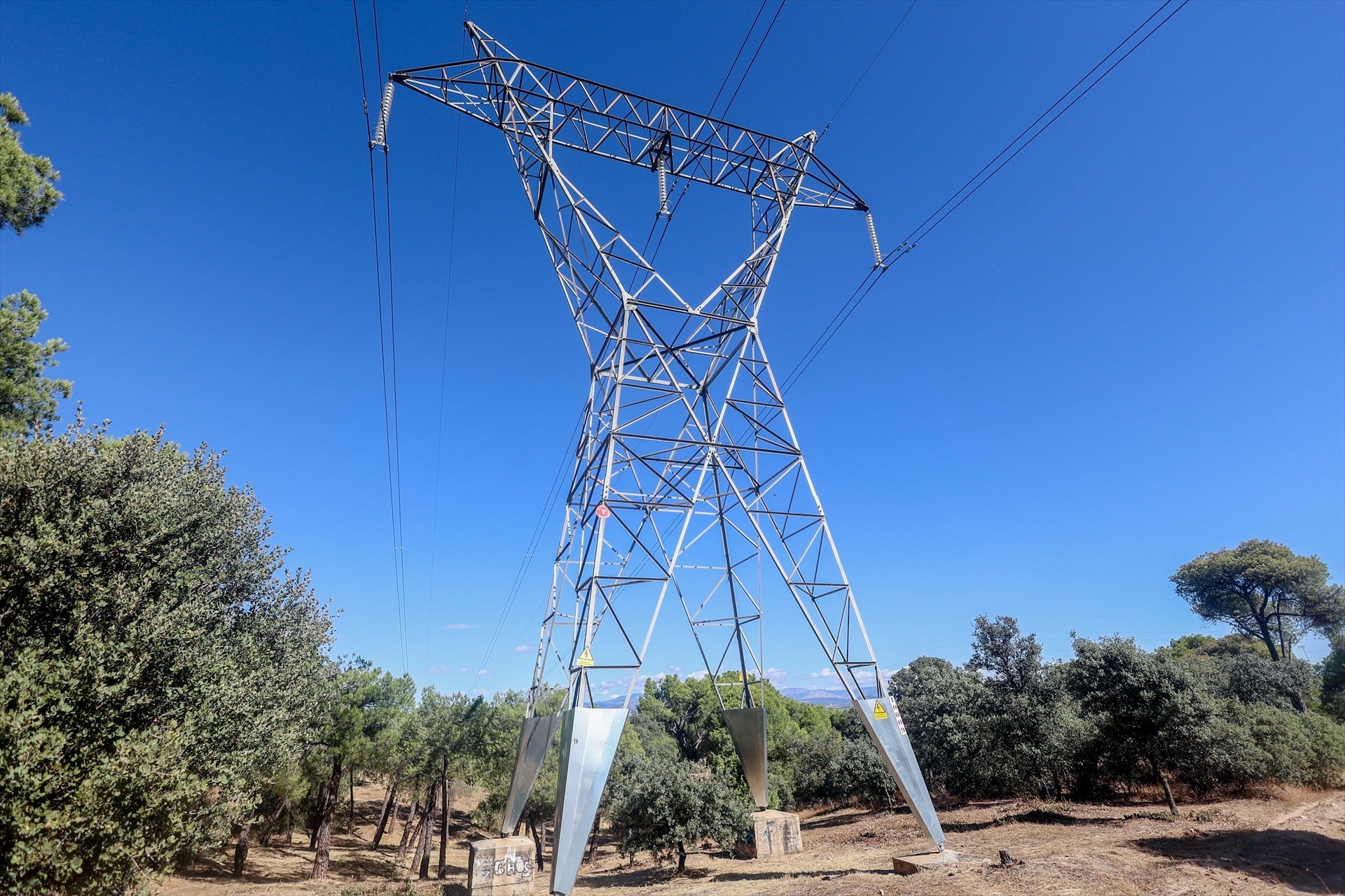Dos menores resultan heridos, uno de ellos grave, al subirse a una torre de alta tensión en Usurbil Dos menores resultan heridos, uno de ellos grave, al subirse a una torre de alta tensión en Usurbil