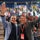 Imagen de Pedro Sánchez y José Ramón Gómez Besteiro durante el congreso del PSdG. EP