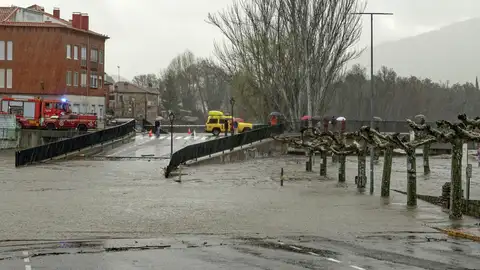 Vista del Río Alberche, desbordado a su paso por la localidad abulense de Navaluenga por el temporal de la borrasca Jana. Vista del Río Alberche, desbordado a su paso por la localidad abulense de Navaluenga por el temporal de la borrasca Jana.