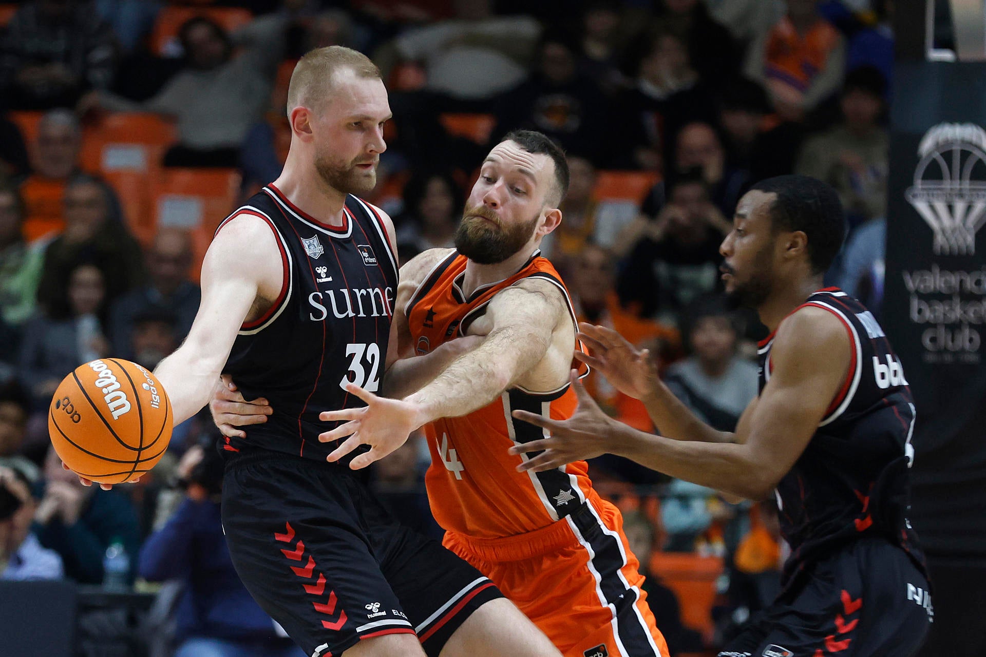 89-70. El rebote sostiene y lanza al Valencia para acabar con el Bilbao 89-70. El rebote sostiene y lanza al Valencia para acabar con el Bilbao