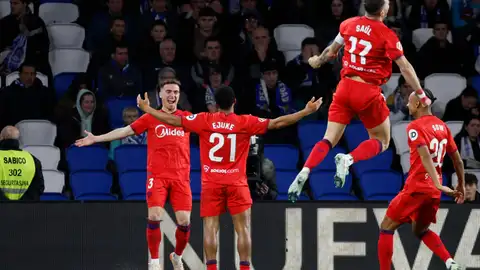 El delantero nigeriano del Sevilla Chidera Ejuke (2i) celebra su gol, durante el partido de la jornada 27 de LaLiga entre Real Sociedad y Sevilla FC, este domingo en el Reale Arena, en San Sebastián El delantero nigeriano del Sevilla Chidera Ejuke (2i) celebra su gol, durante el partido de la jornada 27 de LaLiga entre Real Sociedad y Sevilla FC, este domingo en el Reale Arena, en San Sebastián
