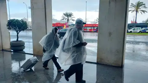 Varias personas se protegen de la lluvia en la última jornada del carnaval de Cádiz. Varias personas se protegen de la lluvia en la última jornada del carnaval de Cádiz.