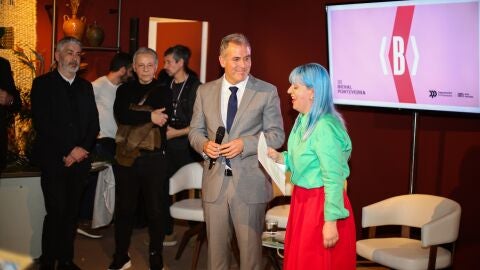 Conversamos co vicepresidente da Deputaci&oacute;n de Pontevedra, Rafa Dom&iacute;nguez, e co comisario da Bienal, Ant&oacute;n Castro, sobre a presentaci&oacute;n en ARCOmadrid, a principal feira de arte contempor&aacute;nea de Espa&ntilde;a.