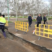 El alcalde visita las obras para la conexión de los aseos públicos y las terrazas del recinto ferial de La Peraleda a la red general de saneamiento El alcalde visita las obras para la conexión de los aseos públicos y las terrazas del recinto ferial de La Peraleda a la red general de saneamiento
