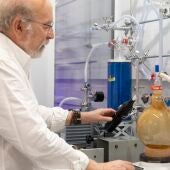Profesor Ikerbasque en el DIPC Juan Manuel García-Ruiz en el laboratorio de Autoorganización Mineral y Origen de la Vida en Donostia / San Sebastián
