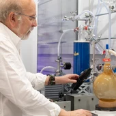 Profesor Ikerbasque en el DIPC Juan Manuel García-Ruiz en el laboratorio de Autoorganización Mineral y Origen de la Vida en Donostia / San Sebastián Profesor Ikerbasque en el DIPC Juan Manuel García-Ruiz en el laboratorio de Autoorganización Mineral y Origen de la Vida en Donostia / San Sebastián