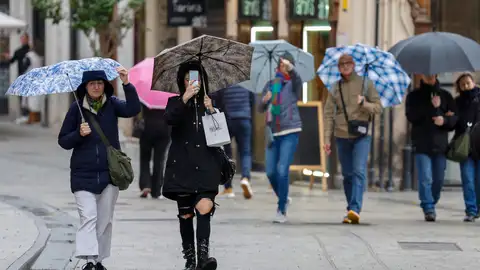 Imágenes de varias personas en la calle bajo la lluvia. Imágenes de varias personas en la calle bajo la lluvia.