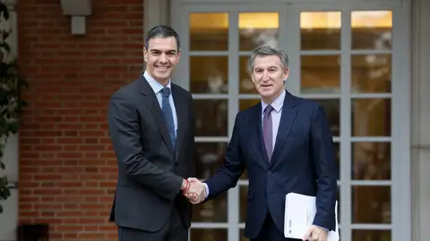 El presidente del Gobierno, Pedro Sánchez, recibe este jueves al líder del PP, Alberto Núñez Feijóo, en el Palacio de la Moncloa para abordar la seguridad en Europa y el gasto en defensa en la que es su primera reunión a solas desde 2023. El presidente del Gobierno, Pedro Sánchez, recibe este jueves al líder del PP, Alberto Núñez Feijóo, en el Palacio de la Moncloa para abordar la seguridad en Europa y el gasto en defensa en la que es su primera reunión a solas desde 2023.