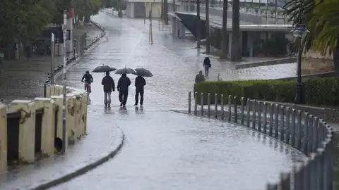 Varias se protegen de la lluvia con un paraguas en Sevilla en una imagen de archivo Varias se protegen de la lluvia con un paraguas en Sevilla en una imagen de archivo