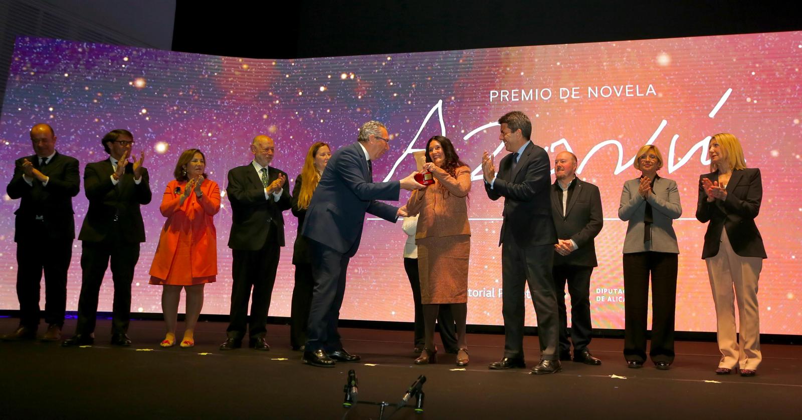 Rosario Raro López gana el premio Azorín de novela 2025 con la obra "la novia de la paz" Rosario Raro López gana el premio Azorín de novela 2025 con la obra "la novia de la paz"