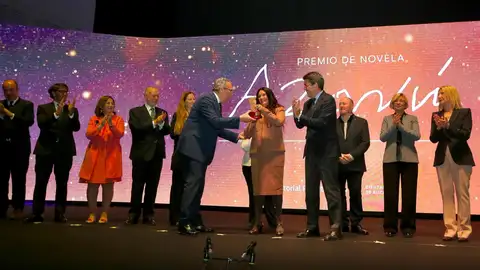 Rosario Raro rodeada por el jurado y flanqueada por Toni Pérez y Carlos Mazón Rosario Raro rodeada por el jurado y flanqueada por Toni Pérez y Carlos Mazón