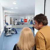 Luis y su mujer, Rosa, delante de la UCI del Hospital Clínico de Madrid donde estuvo en coma 78 días Luis y su mujer, Rosa, delante de la UCI del Hospital Clínico de Madrid donde estuvo en coma 78 días