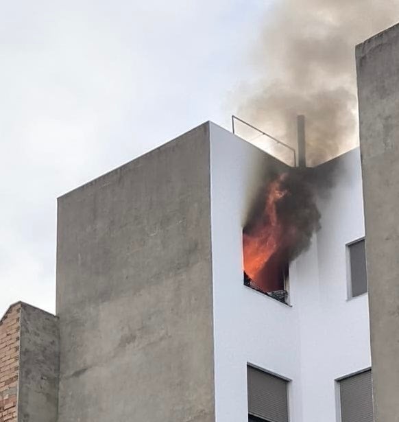 Fallece una mujer y 4 personas resultan afectadas por inhalación de humo en el incendio de una vivienda en Benicarló Fallece una mujer y 4 personas resultan afectadas por inhalación de humo en el incendio de una vivienda en Benicarló
