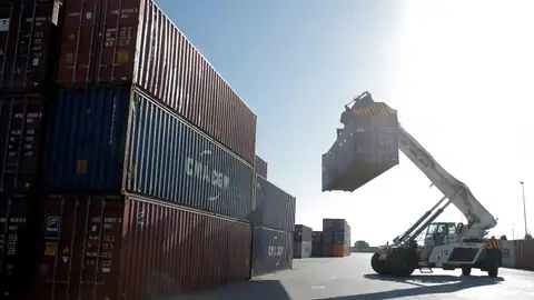 Una grúa manipula un contenedor en el perto de València alijo