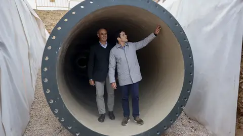 El concejal del Ciclo del Agua del Ayuntamiento de València, Carlos Mundina (d), visita junto al director general de Global Omnium, Dionisio García, las obras de conexión en la zona norte para la mejora del abastecimiento. El concejal del Ciclo del Agua del Ayuntamiento de València, Carlos Mundina (d), visita junto al director general de Global Omnium, Dionisio García, las obras de conexión en la zona norte para la mejora del abastecimiento.