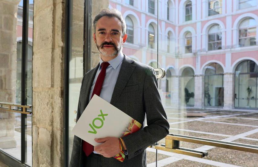 Hierro tilda de “ilógico” que Lalanda demande a Vox pero quiera mantenerse en el partido “con el que tan en desacuerdo está” Hierro tilda de “ilógico” que Lalanda demande a Vox pero quiera mantenerse en el partido “con el que tan en desacuerdo está”