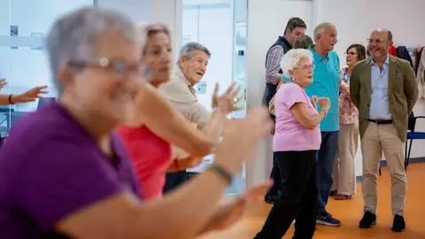 El delegado de familias, José Fernandez, en un centro de mayores en Latina El delegado de familias, José Fernandez, en un centro de mayores