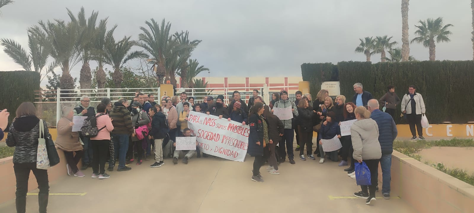 Trabajadores, usuarios y familiares de ‘La Tramoia’ de Elche se concentran en protesta por el cambio de horarios Trabajadores, usuarios y familiares de ‘La Tramoia’ de Elche se concentran en protesta por el cambio de horarios