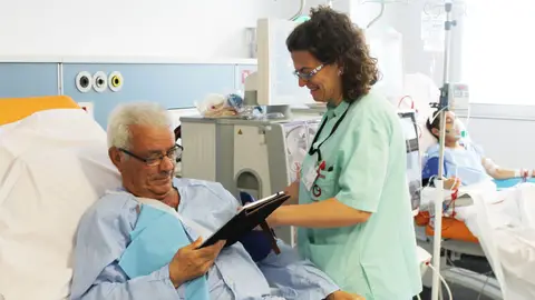 Un paciente junto a una sanitaria en una sesión de diálisis en el Hospital Universitario del Vinalopó de Elche. Un paciente junto a una sanitaria en una sesión de diálisis en el Hospital Universitario del Vinalopó de Elche.