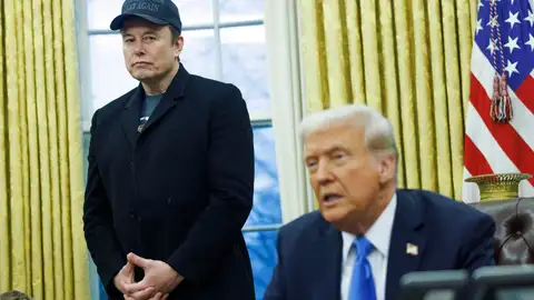 Donald Trump se sube a un Tesla en la Casa Blanca para subrayar su apoyo a Elon Musk Donald Trump se sube a un Tesla en la Casa Blanca para subrayar su apoyo a Elon Musk