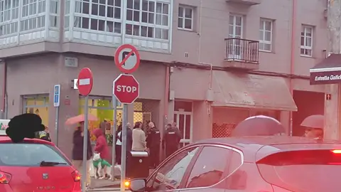 La propietaria de un comercio de chucherías de Conxo que se recupera de la fractura de dos costillas tras ser víctima de un robo señala que "pudo haber sido una desgracia" La propietaria de un comercio de chucherías de Conxo que se recupera de la fractura de dos costillas tras ser víctima de un robo señala que "pudo haber sido una desgracia"