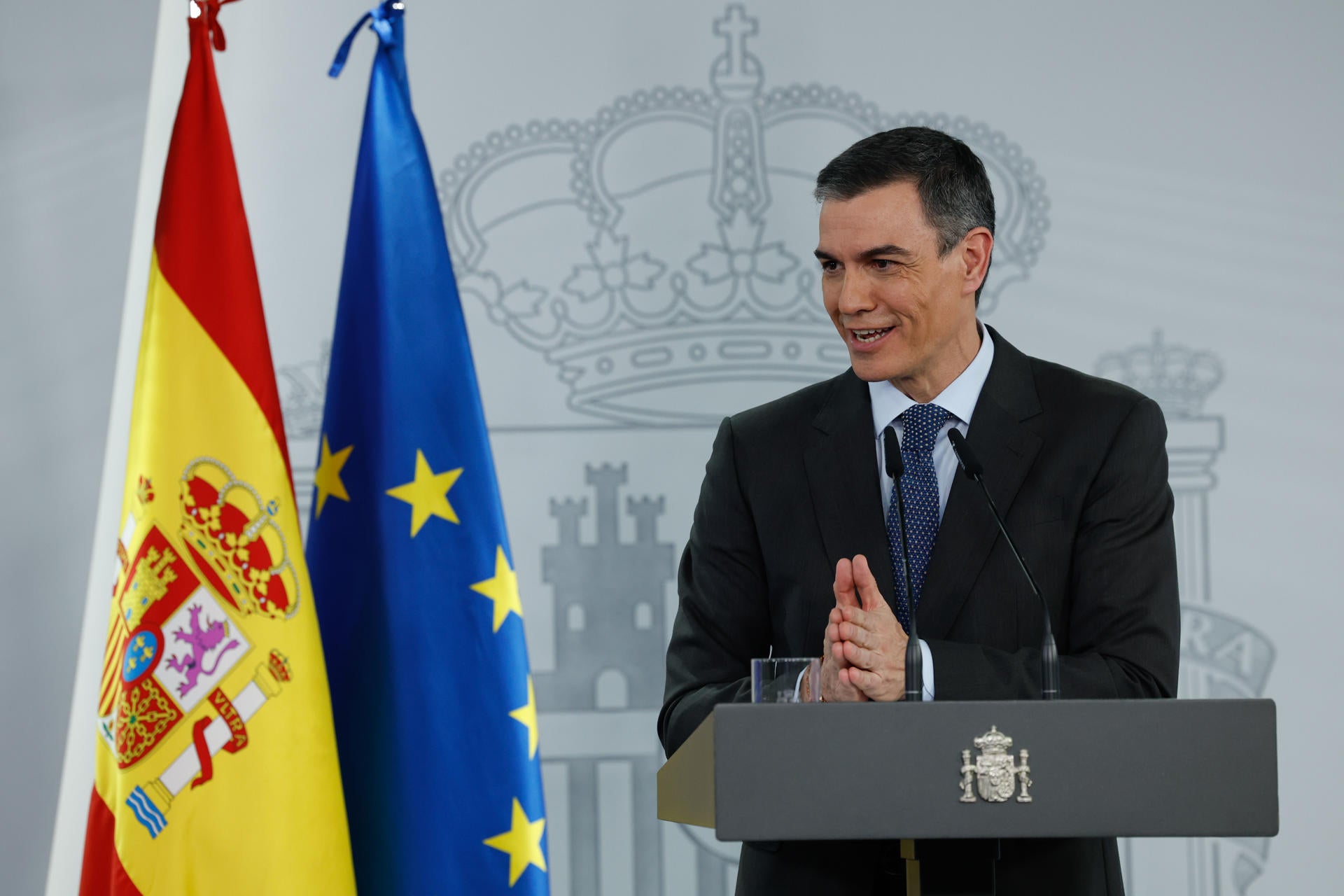 Sánchez promete no recortar "ni un céntimo" en gasto social para aumentar el gasto en Defensa Sánchez promete no recortar "ni un céntimo" en gasto social para aumentar el gasto en Defensa