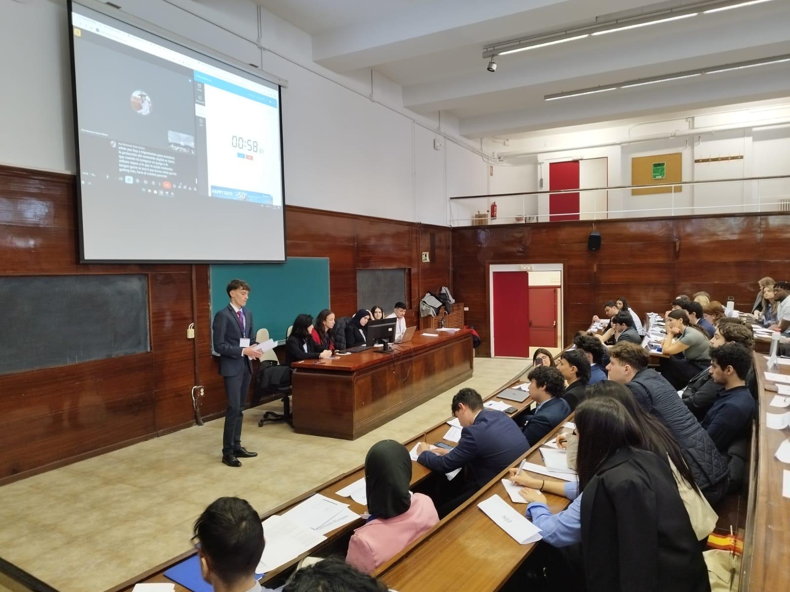 Alumnos del IES Llombai de Burriana se ponen en la piel de un eurodiputado en la Complutense Alumnos del IES Llombai de Burriana se ponen en la piel de un eurodiputado en la Complutense