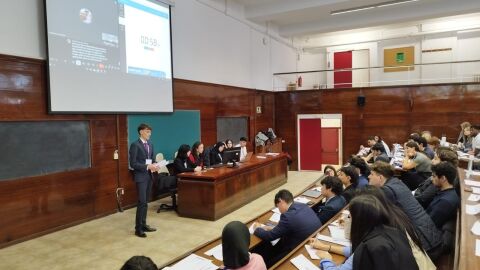 Alumnos del IES Llombai en la Universidad Complutense. 