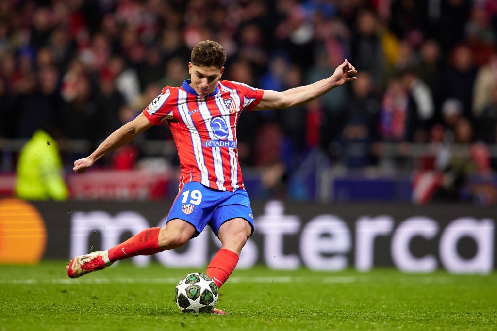 La UEFA zanja el debate del penalti de Julián Álvarez: "Hubo dos contactos" La UEFA zanja el debate del penalti de Julián Álvarez: "Hubo dos contactos"