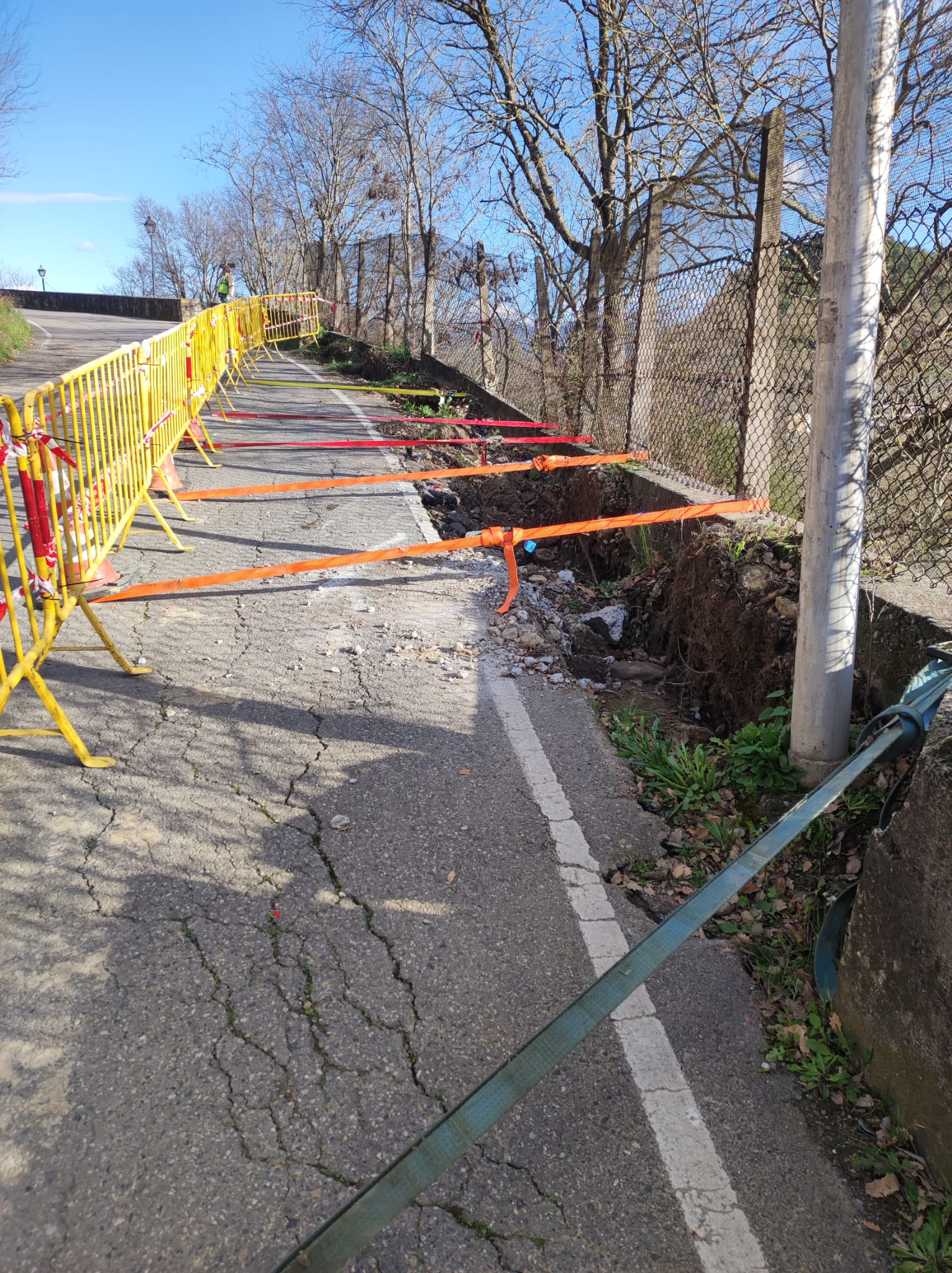 Aínsa alerta de un deslizamiento de ladera en el acceso a la villa medieval Aínsa alerta de un deslizamiento de ladera en el acceso a la villa medieval
