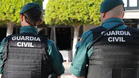 Imagen de archivo de dos agentes de la Guardia Civil Imagen de archivo de dos agentes de la Guardia Civil