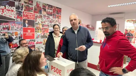 Juan Carlos Ruiz Boix votando en la sede del PSOE de San Roque Juan Carlos Ruiz Boix votando en la sede del PSOE de San Roque