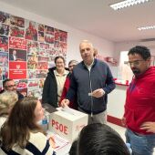 Juan Carlos Ruiz Boix votando en la sede del PSOE de San Roque