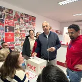Juan Carlos Ruiz Boix votando en la sede del PSOE de San Roque Juan Carlos Ruiz Boix votando en la sede del PSOE de San Roque