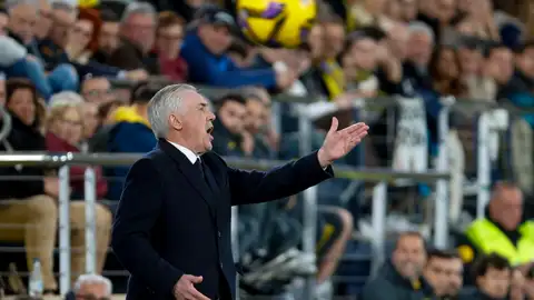 El entrenador del Real Madrid, Carlo Ancelotti durante el partido de Liga disputado entre el Villarreal y el Real Madrid, este sábado en el Estadio de La Cerámica, en Villarreal. El entrenador del Real Madrid, Carlo Ancelotti durante el partido de Liga disputado entre el Villarreal y el Real Madrid, este sábado en el Estadio de La Cerámica, en Villarreal.