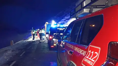Mueren cuatro jóvenes de Madrid tras despeñarse su coche en el puerto de Lunada Mueren cuatro jóvenes de Madrid tras despeñarse su coche en el puerto de Lunada