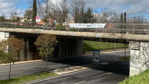 Lema expuesto en un puente la capitalina carretera de Ledesma Lema expuesto en un puente la capitalina carretera de Ledesma