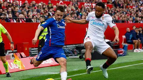 El delantero nigeriano del Sevilla Chidera Ejuke (d) pelea un balón con el defensa del Athletic Andoni Gorosabel, durante el partido de LaLiga entre el Sevilla y el Athletic Club, este domingo en el estadio Ramón Sánchez Pizjuán El delantero nigeriano del Sevilla Chidera Ejuke (d) pelea un balón con el defensa del Athletic Andoni Gorosabel, durante el partido de LaLiga entre el Sevilla y el Athletic Club, este domingo en el estadio Ramón Sánchez Pizjuán
