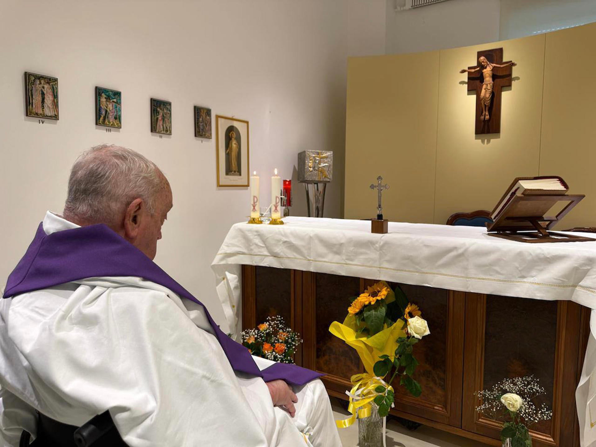 El Vaticano difunde la primera foto del papa Francisco desde que fue hospitalizado El Vaticano difunde la primera foto del papa Francisco desde que fue hospitalizado