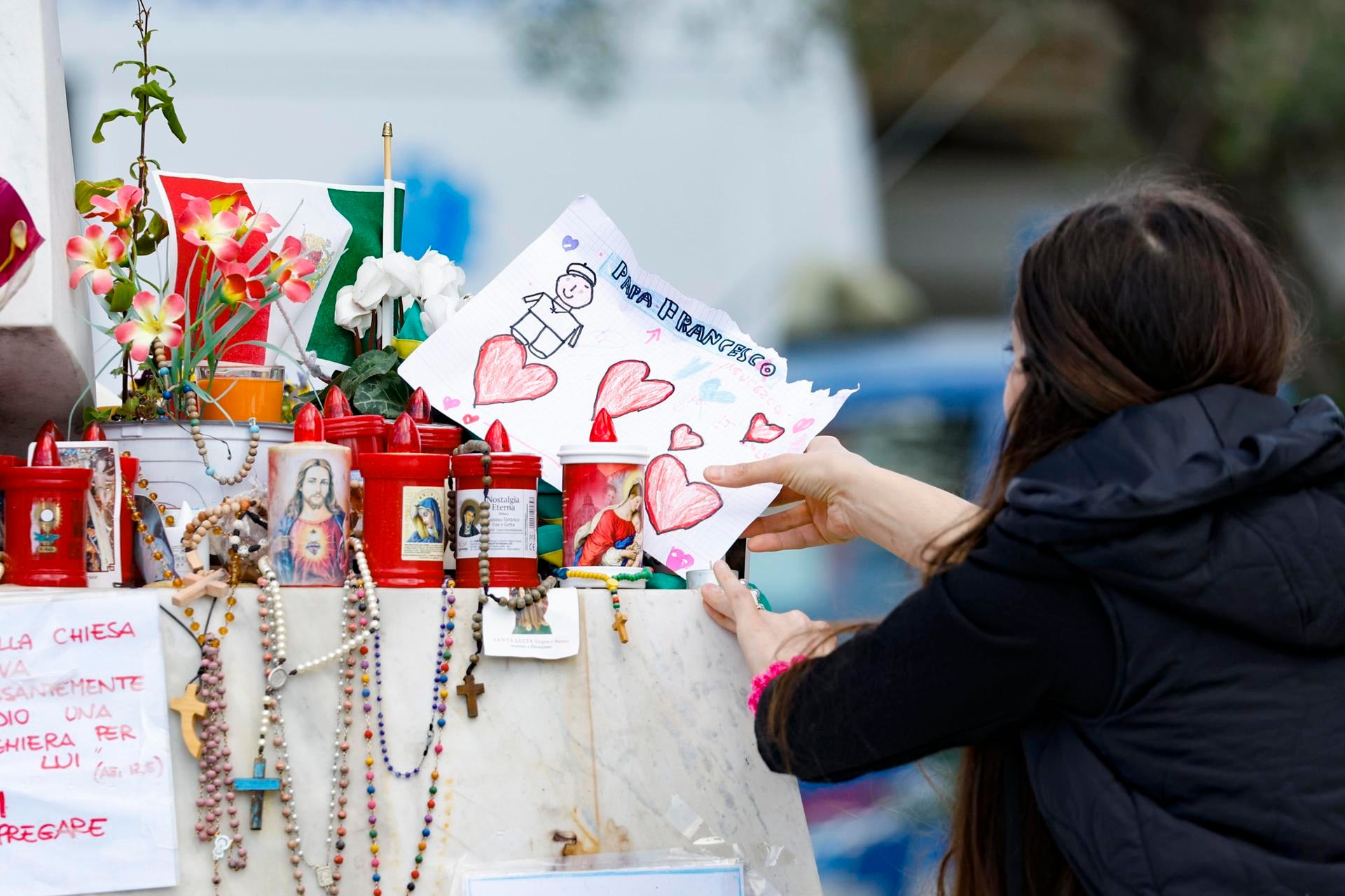 Centenares de niños acuden al Gemelli para entregar cartas y dibujos al Papa Francisco Centenares de niños acuden al Gemelli para entregar cartas y dibujos al Papa Francisco