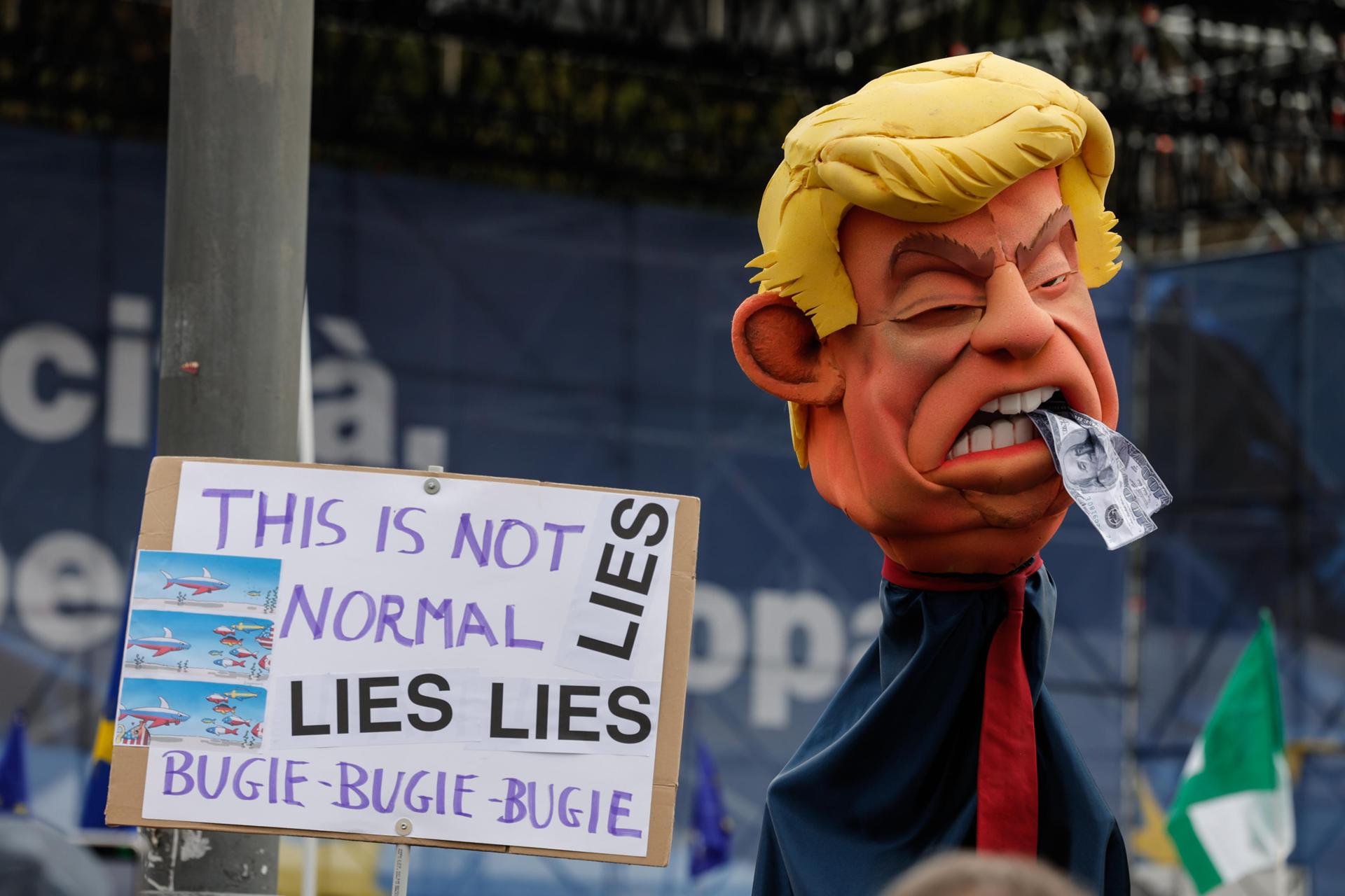 Miles de personas se manifiestan en Roma contra los ataques de Trump a Europa Miles de personas se manifiestan en Roma contra los ataques de Trump a Europa