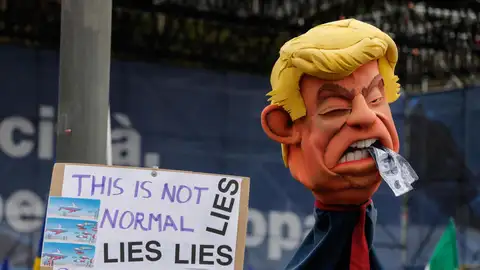 Una persona sostiene un muñeco que representa al presidente de Estados Unidos, Donald Trump, durante la marcha proeuropea "Una plaza para Europa" este sábado, en la Piazza del Popolo, Roma. Una persona sostiene un muñeco que representa al presidente de Estados Unidos, Donald Trump, durante la marcha proeuropea "Una plaza para Europa" este sábado, en la Piazza del Popolo, Roma.