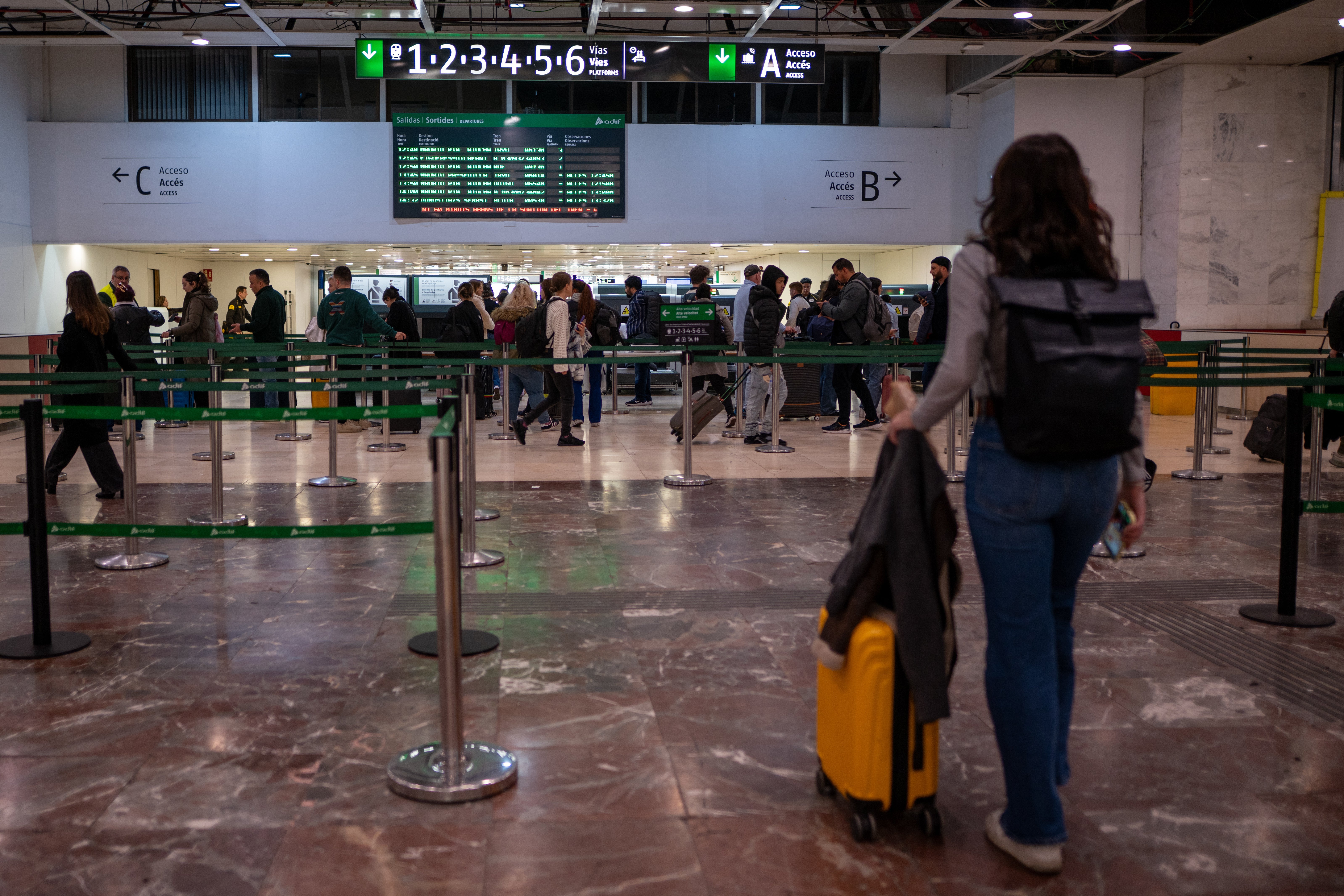 Desconvocan la huelga de Renfe y Adif tras un acuerdo entre el Gobierno y los sindicatos Desconvocan la huelga de Renfe y Adif tras un acuerdo entre el Gobierno y los sindicatos