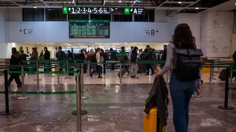 Varias personas en la estación de Barcelona-Sants, a 9 de marzo de 2025, en Barcelona Varias personas en la estación de Barcelona-Sants, a 9 de marzo de 2025, en Barcelona