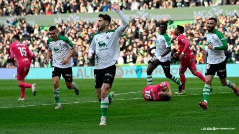 Andr&eacute;s Mart&iacute;n celebra su gol en el Racing de Santander- Tenerife