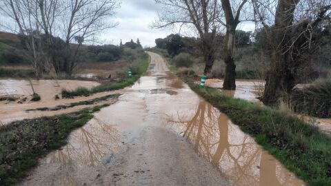 Imagen inundaciones en la carretera de Baz&aacute;n