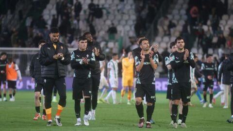 Los jugadores saludan al final del partido