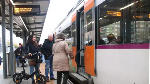 Usuaris de Rodalies accedint a un tren de la línia R2 sud Usuaris de Rodalies accedint a un tren de la línia R2 sud
