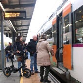 Usuaris de Rodalies accedint a un tren de la línia R2 sud