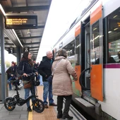 Usuaris de Rodalies accedint a un tren de la línia R2 Sud Usuaris de Rodalies accedint a un tren de la línia R2 Sud